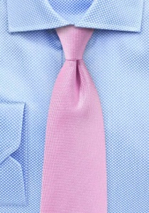Cravate structurée rose dragé