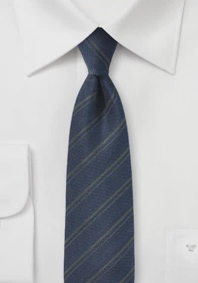Cravate rayée bleu marine avec laine