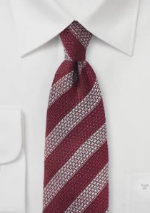 Cravate à rayures structurée rouge foncé