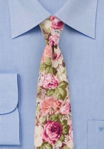 Cravate rose à motifs de roses