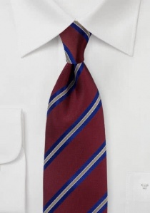 Cravate à rayures bordeaux