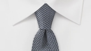 Cravate en laine et costume d’été : L’élégance rustique même par temps chaud