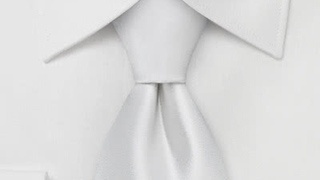 La Cravate Blanche : Un Symbole de Pureté et d’Élégance